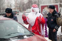 Полицейский Дед Мороз из ГИБДД Западного округа поздравил автолюбителей с приближающимся Новым годом