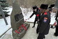 В муниципальном округе Проспект Вернадского возложили цветы и почтили минутой молчания память воинам интернационалистам в Парке имени 50-летия Октября