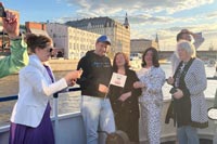 В муниципальном округе Проспект Вернадского в городе Москве ко дню местного самоуправления для жителей, принимающих активное участие в общественной жизни района, организована теплоходная прогулка по Москве-реке